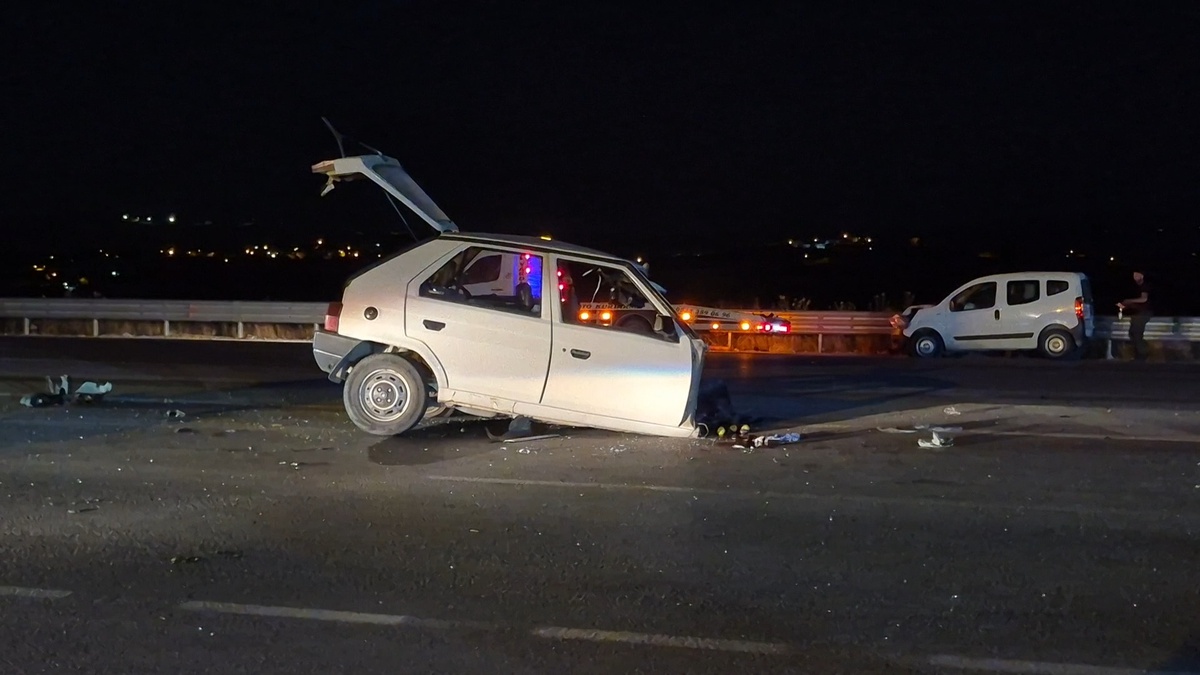 Malatya Battalgazi’de dün akşam 3 araç çarpıştı, biri ağır 4 kişi yaralandı