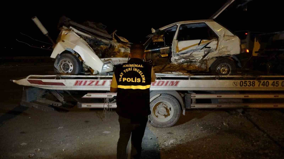 Malatya'da ikiye bölünen otomobilin sürücüsü hastanede öldü, 3 kişi yaralandı