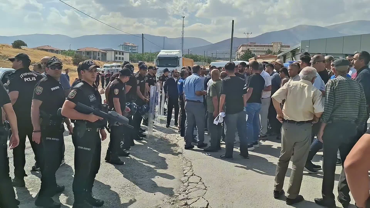 Malatya'da kazada ölen 37 yaşındaki Mikail Akkuş için kavşak talebiyle eylem yapıldı