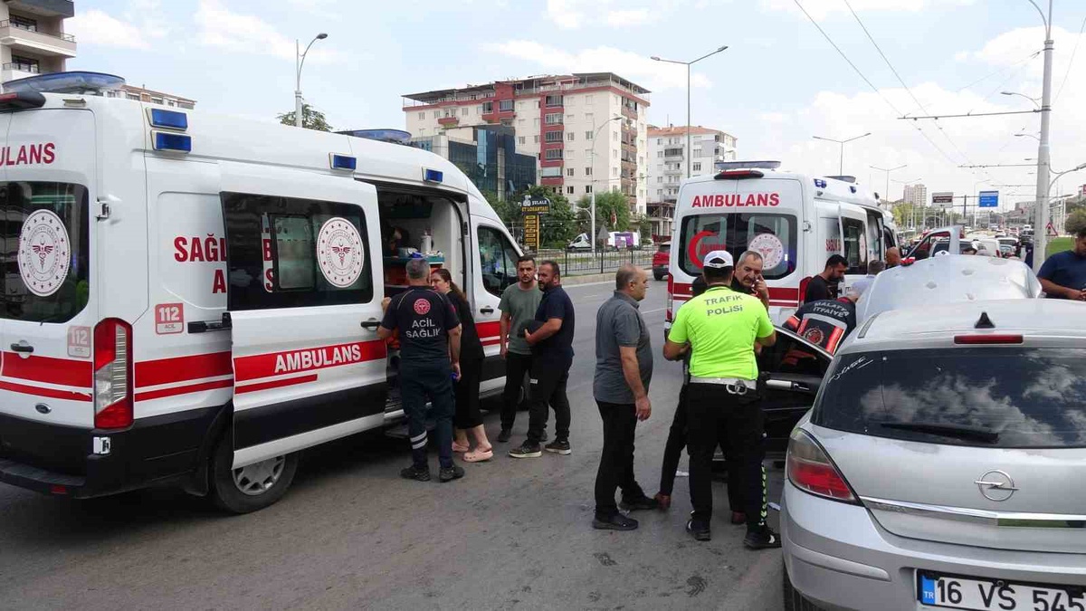 Malatya'da trambüs direğine çarpan otomobilde 2'si çocuk 4 kişi yaralandı