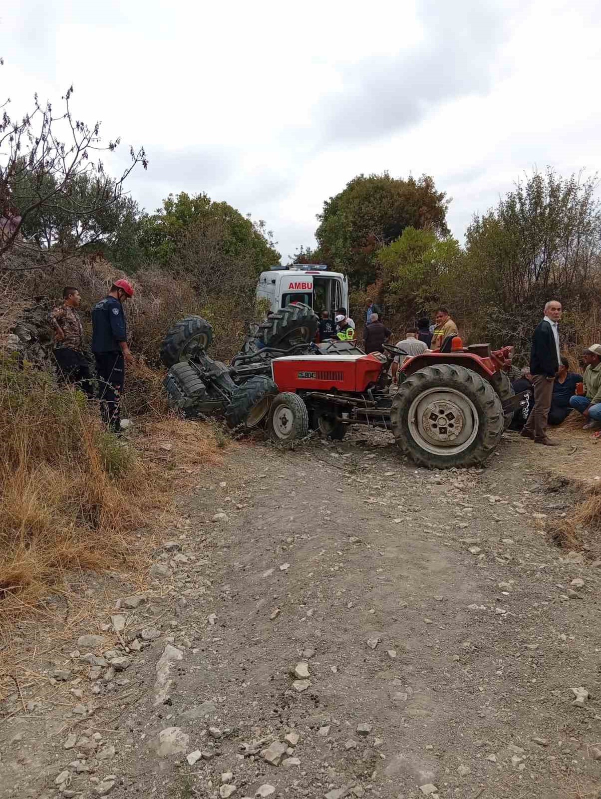 Manisa Demirci'de devrilen traktör 2 kişinin ölümüne neden oldu, 3 kişi yaralandı