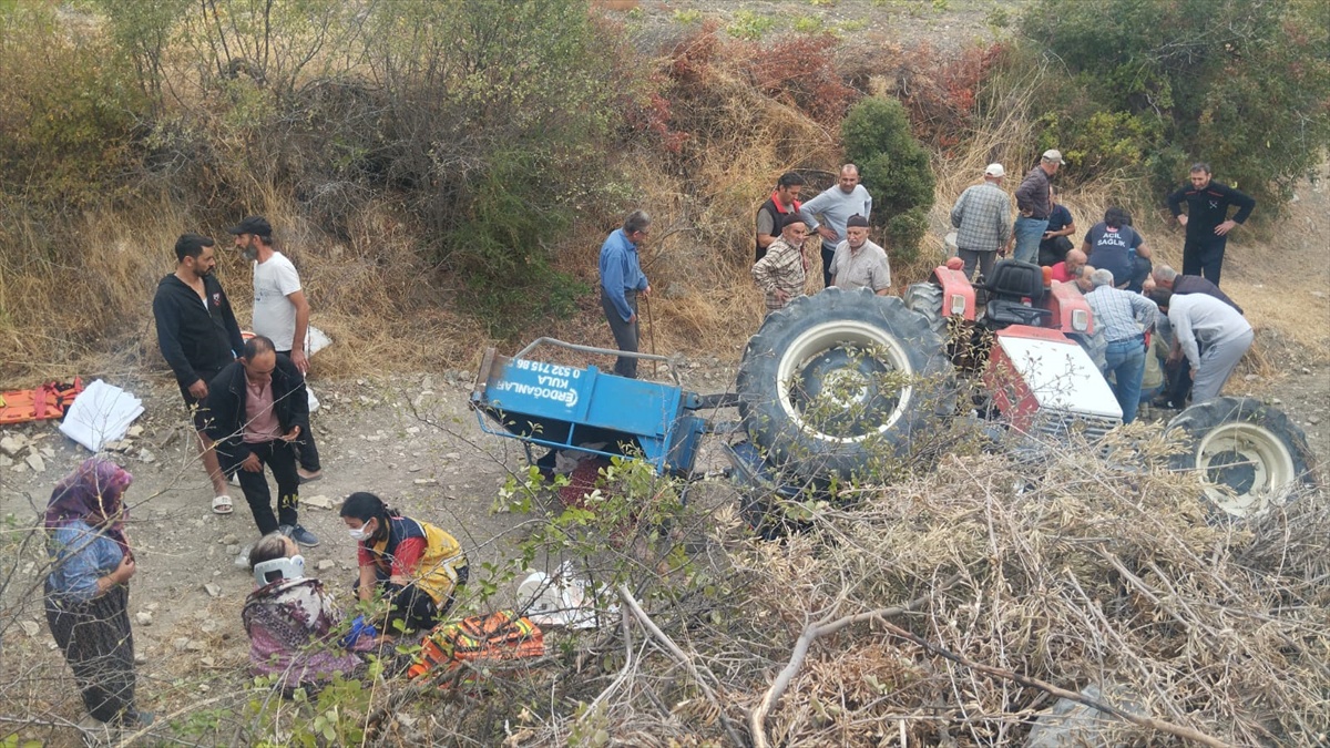 Manisa Demirci'de traktör devrildi, 2 kişi öldü, biri çocuk 3 kişi yaralandı