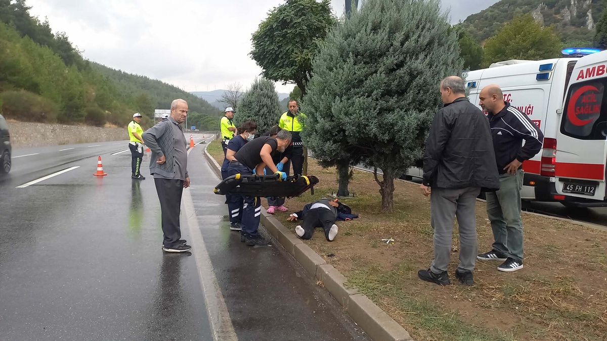 Manisa Yunusemre'de Karayolları görevlisi İrfan İnci'ye otomobil çarptı, yaralandı