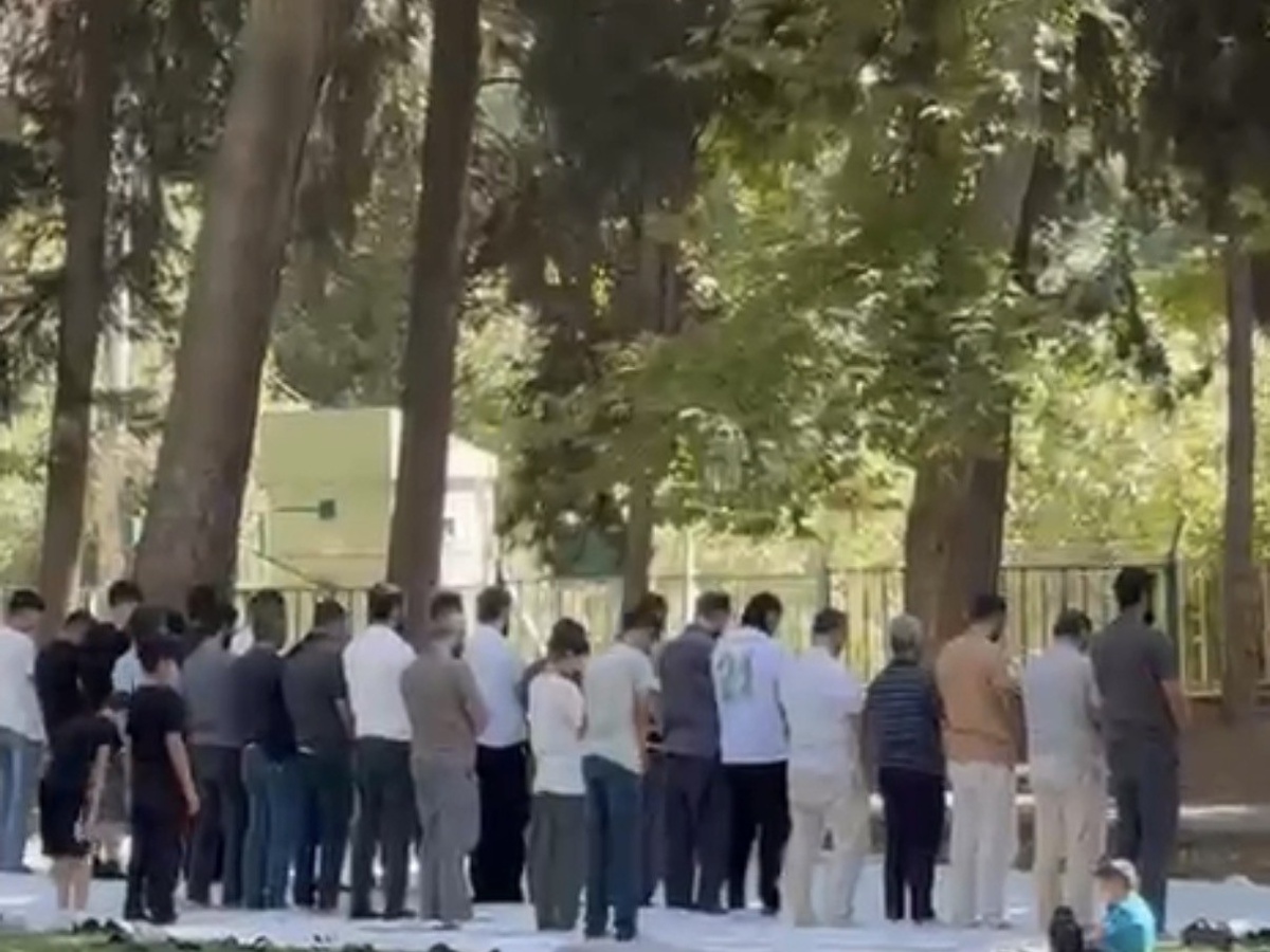 Mardin Nusaybin'de vatandaşlar öğle namazında DSİ Barajı kıyısında saf tuttu