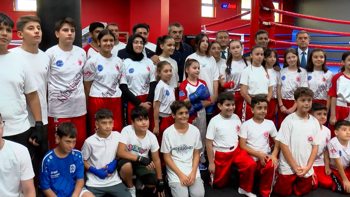 MEB Bakanı Tekin, Bağcılar'daki Göztepe Spor Kompleksi'nde sporcularla sohbet etti