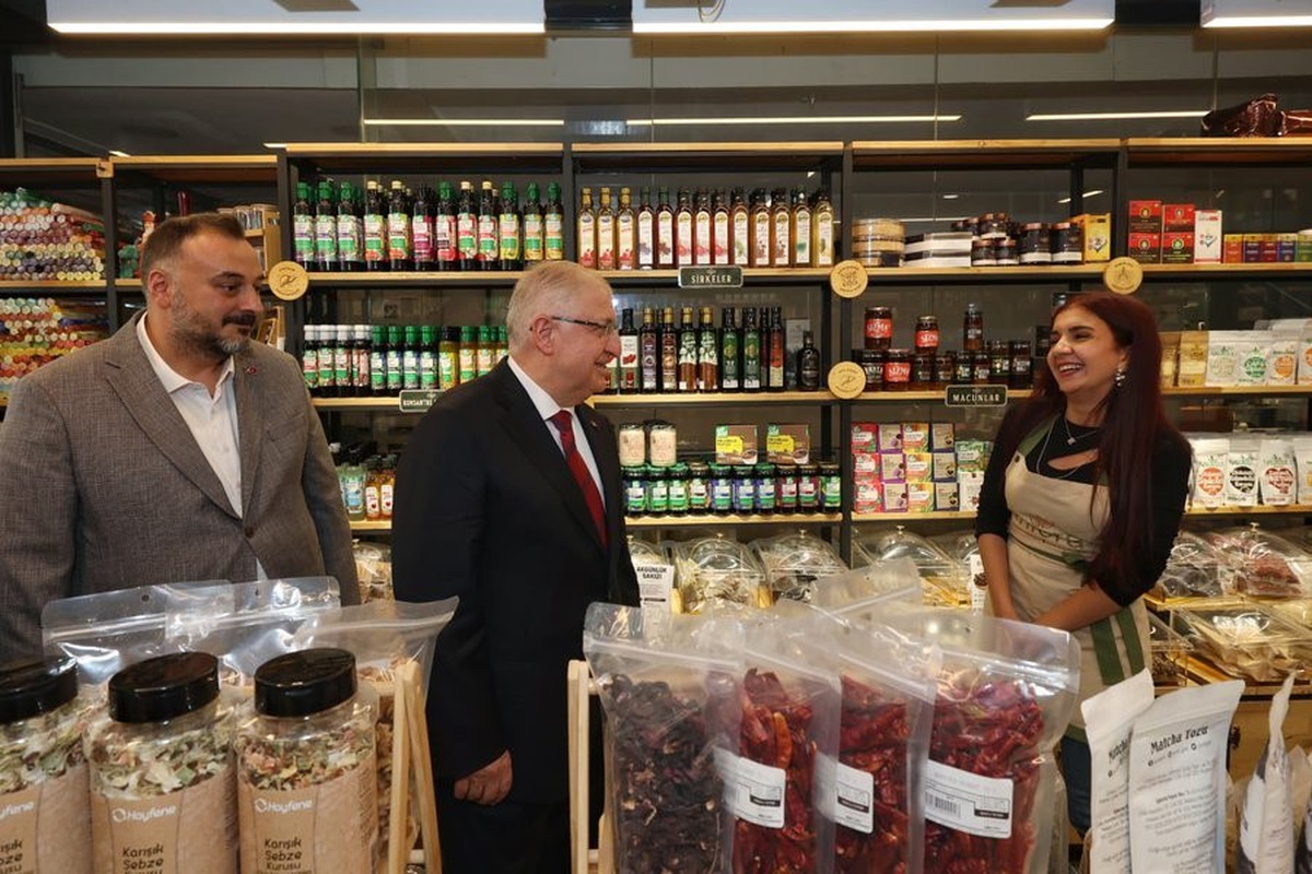 Milli Savunma Bakanı Güler, Maltepe'de esnafı ziyaret edip hayırlı kazançlar diledi