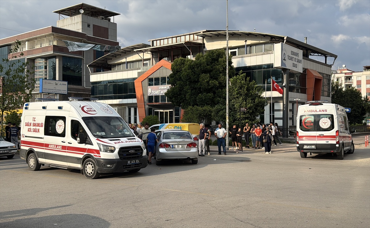 Osmaniye'de iki otomobil çarpıştı, Adnan Menderes Bulvarı'nda 3 kişi yaralandı