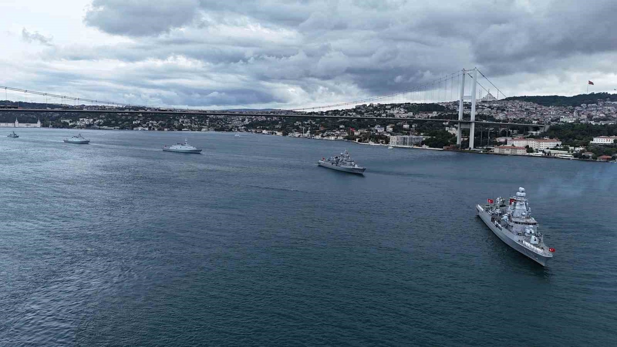 Preveze Deniz Zaferi'nin 488. yıl dönümünde 15 gemi İstanbul Boğazı'ndan geçti