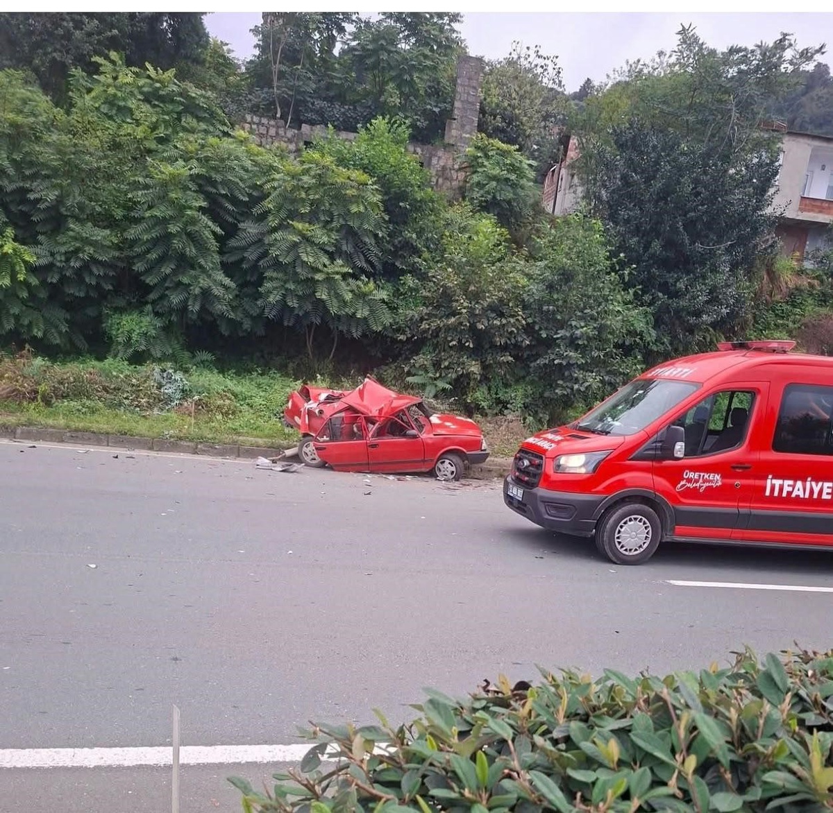 Rize Çayeli'de arızalanan otomobile tır çarptı, 1'i ağır 2 kişi yaralandı.