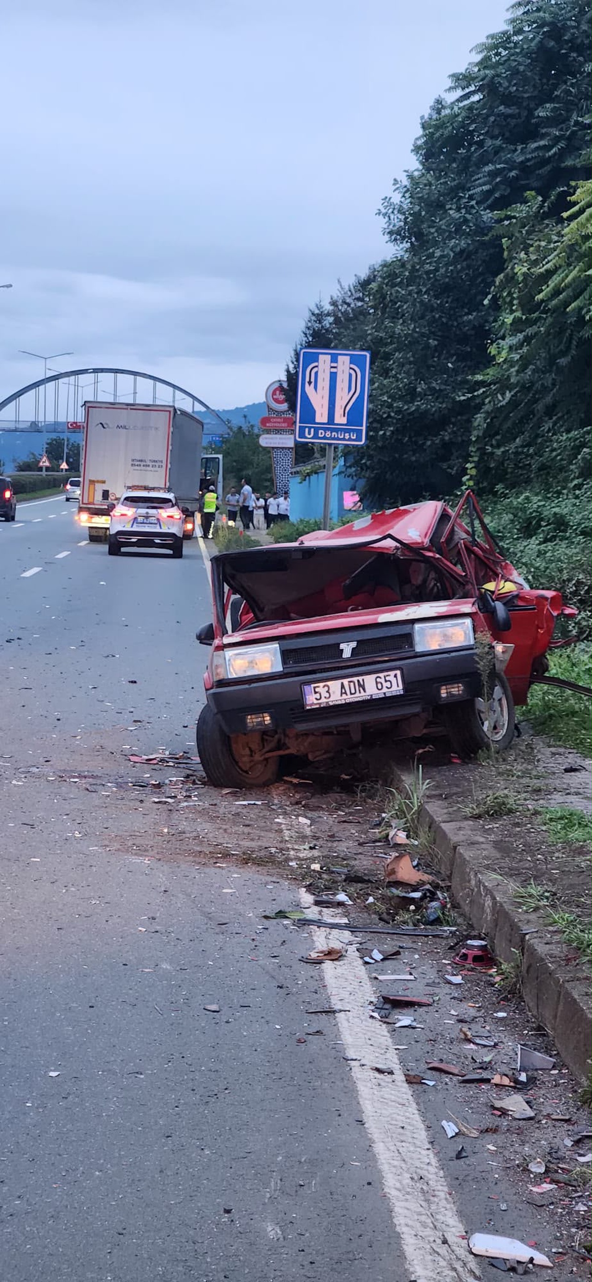 Rize'de dumanlar yükselen otomobile TIR çarptı! Baba, eşini ve 5 yaşındaki kızını saniyeler önce araçtan indirmişti