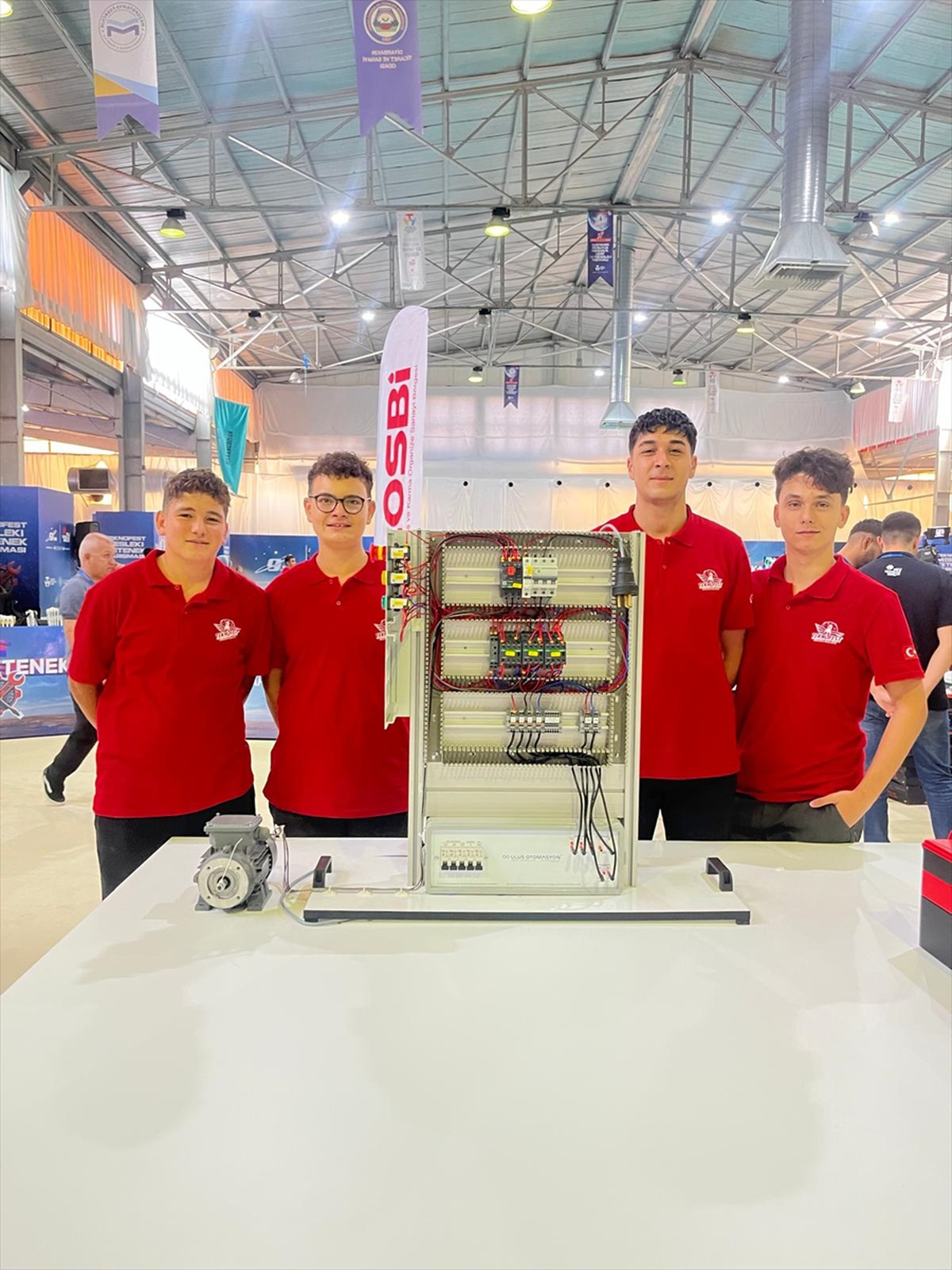 Sakarya Kaynarca lisesi TEKNOFEST 2026'da elektrik panosunda Türkiye birincisi oldu