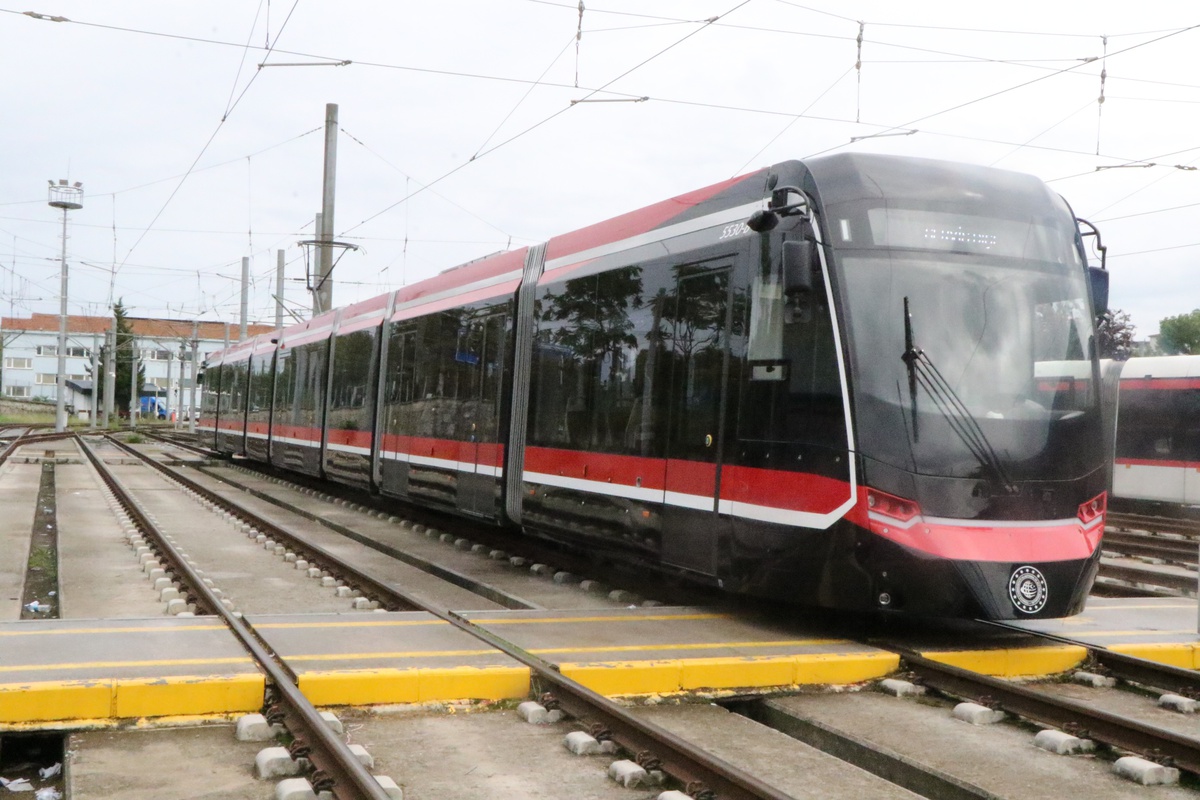 Samsun'a ulaşan 3'üncü yeni tramvayın montaj ve test çalışmaları sürüyor