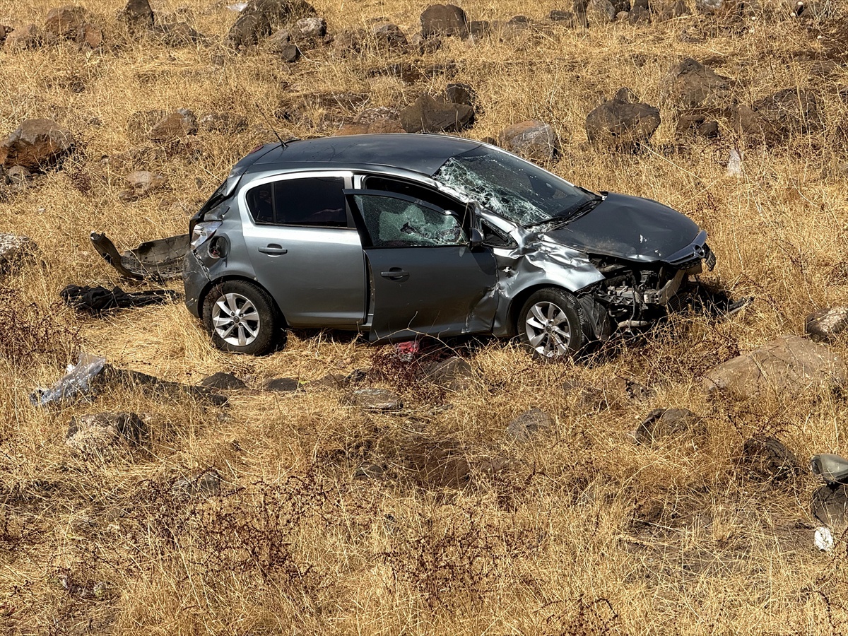 Şanlıurfa Siverek'te otomobil şarampole devrildi, araçtaki 2 kişi yaralandı