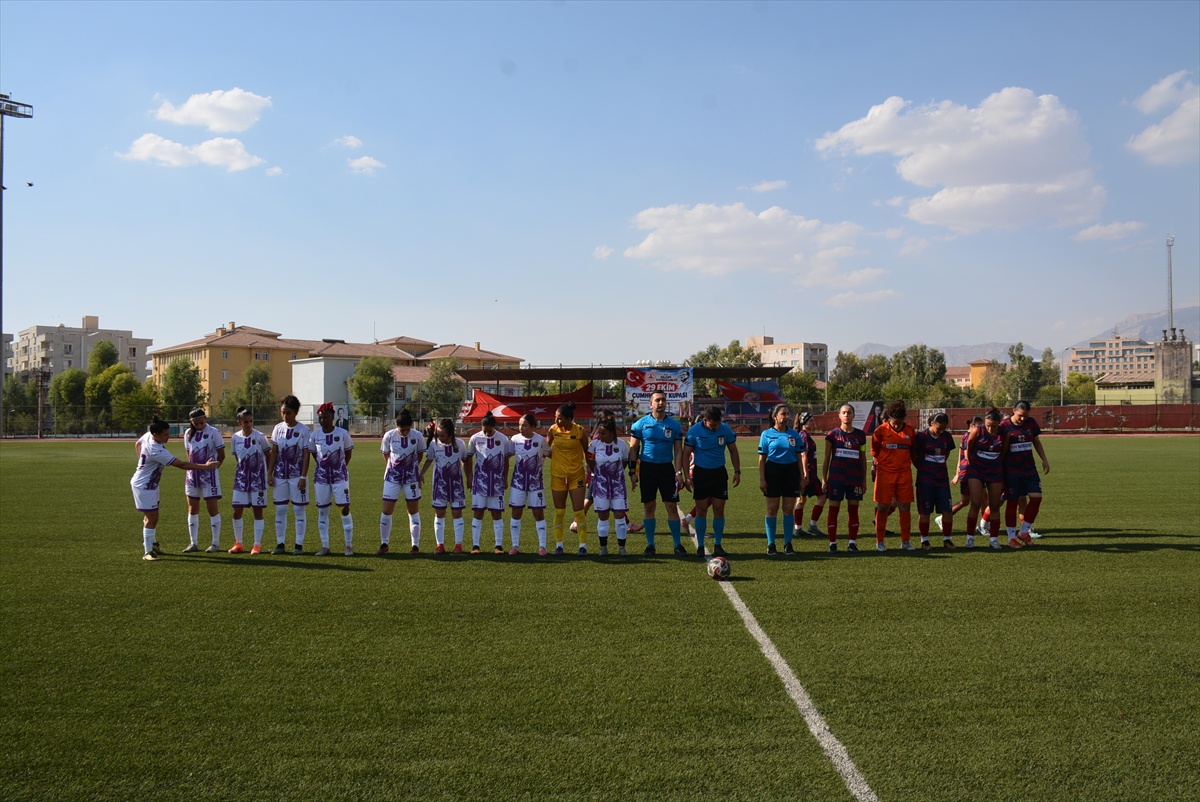 Şırnak Kadın Spor Kulübü, Gazikentspor'u 3-1 yenip ligde puanını 6'ya çıkardı