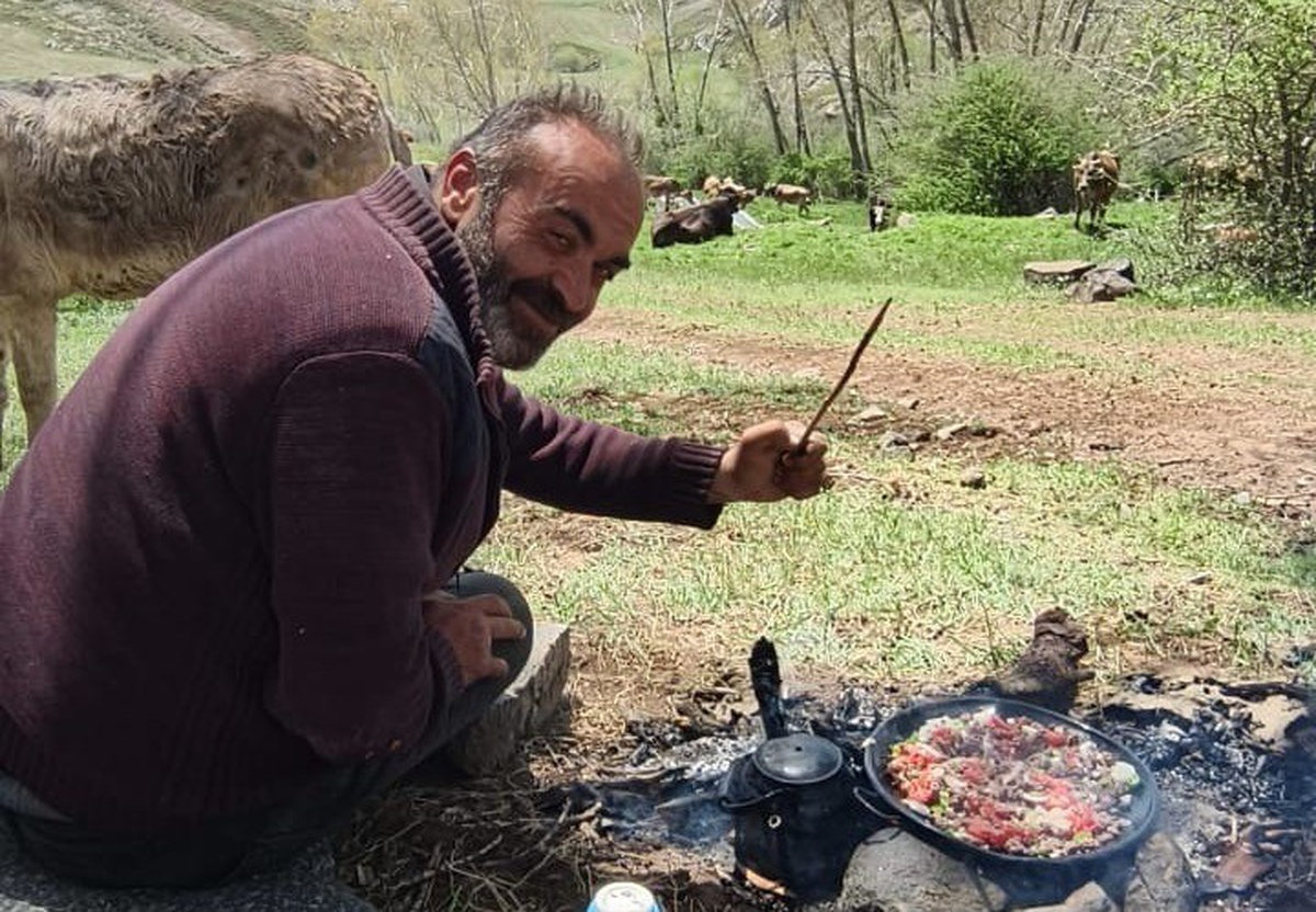 Sivas Şarkışla'da hayvan otlatan çobana yıldırım isabet etti, yaşamını yitirdi.