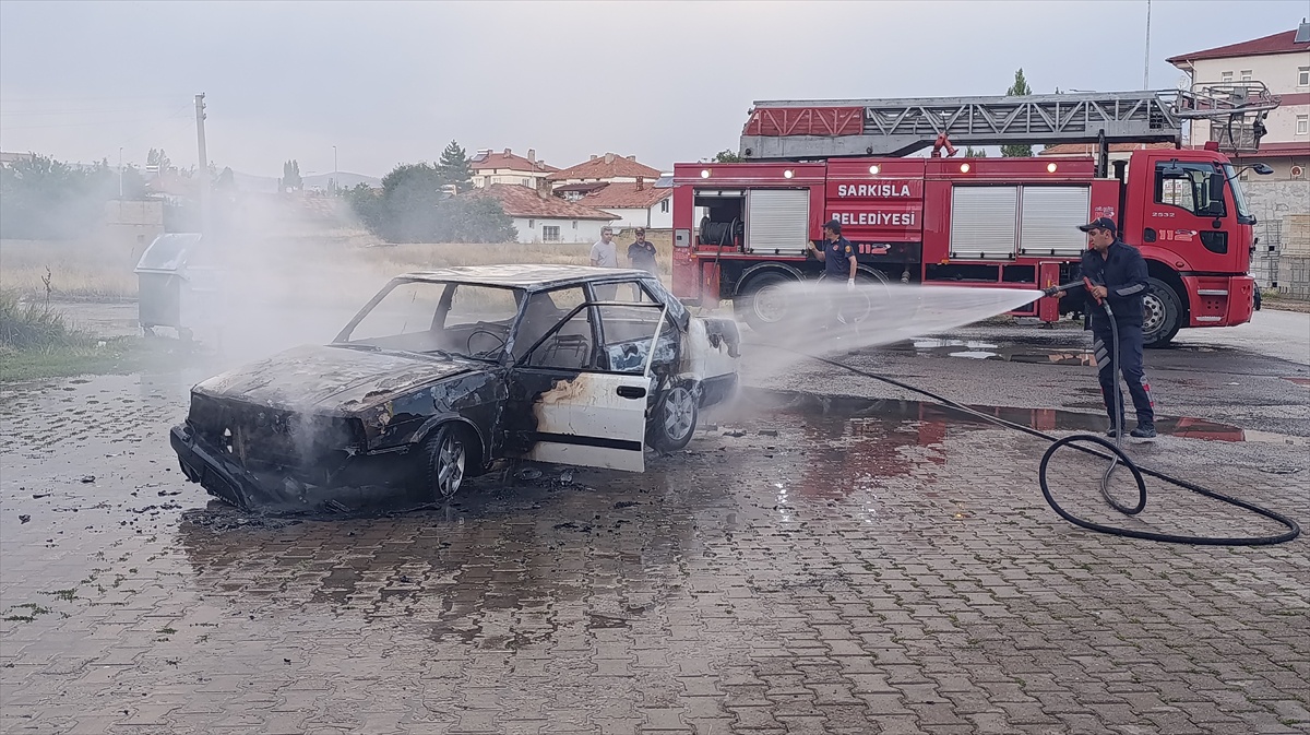 Sivas Şarkışla'da park halindeki plakasız otomobil yandı ve kullanılamaz hale geldi
