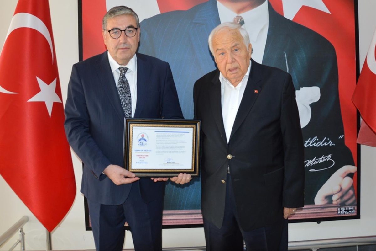 'Hala iyi insanlar var' dedirten hareket! 2 dairesini öğrenci bursu için bağışladı