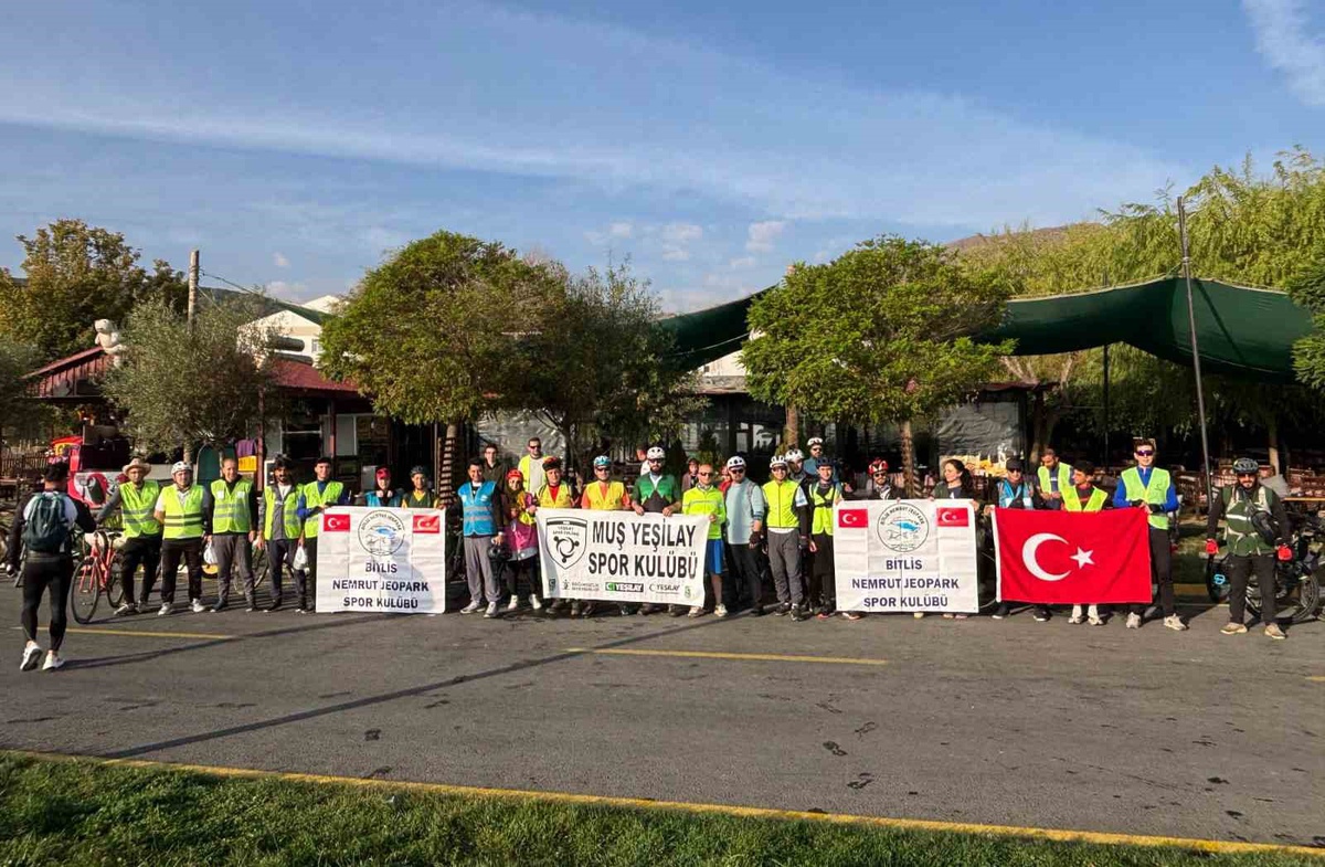 Tatvan'dan Muş'taki Murat Köprüsü'ne doğru 50 bisikletçi 100 kilometre pedal çevirdi