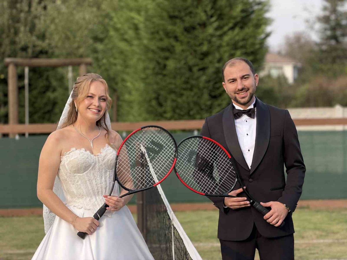 Tenis dersiyle tanışan çift, Düzce'deki kortta gelinlik ve damatlıkla poz verdi