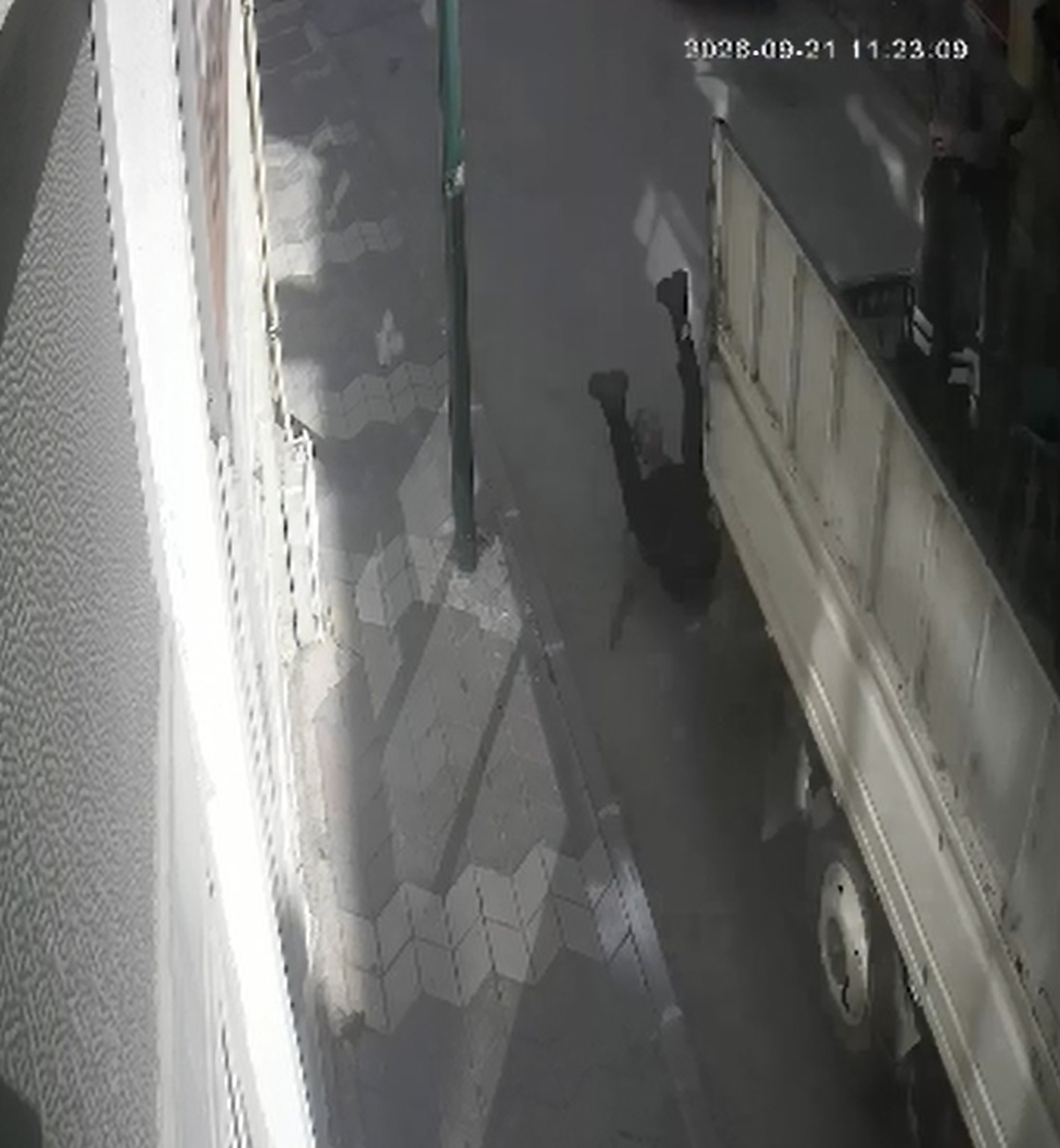 Tokat'ta hareket halindeki kamyonetin kasasından yola düşen kişi yaralandı