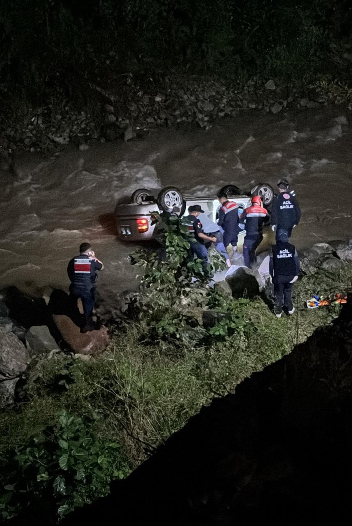 Trabzon Yomra'da otomobil dereye devrildi, sürücü kaza yerinde hayatını kaybetti