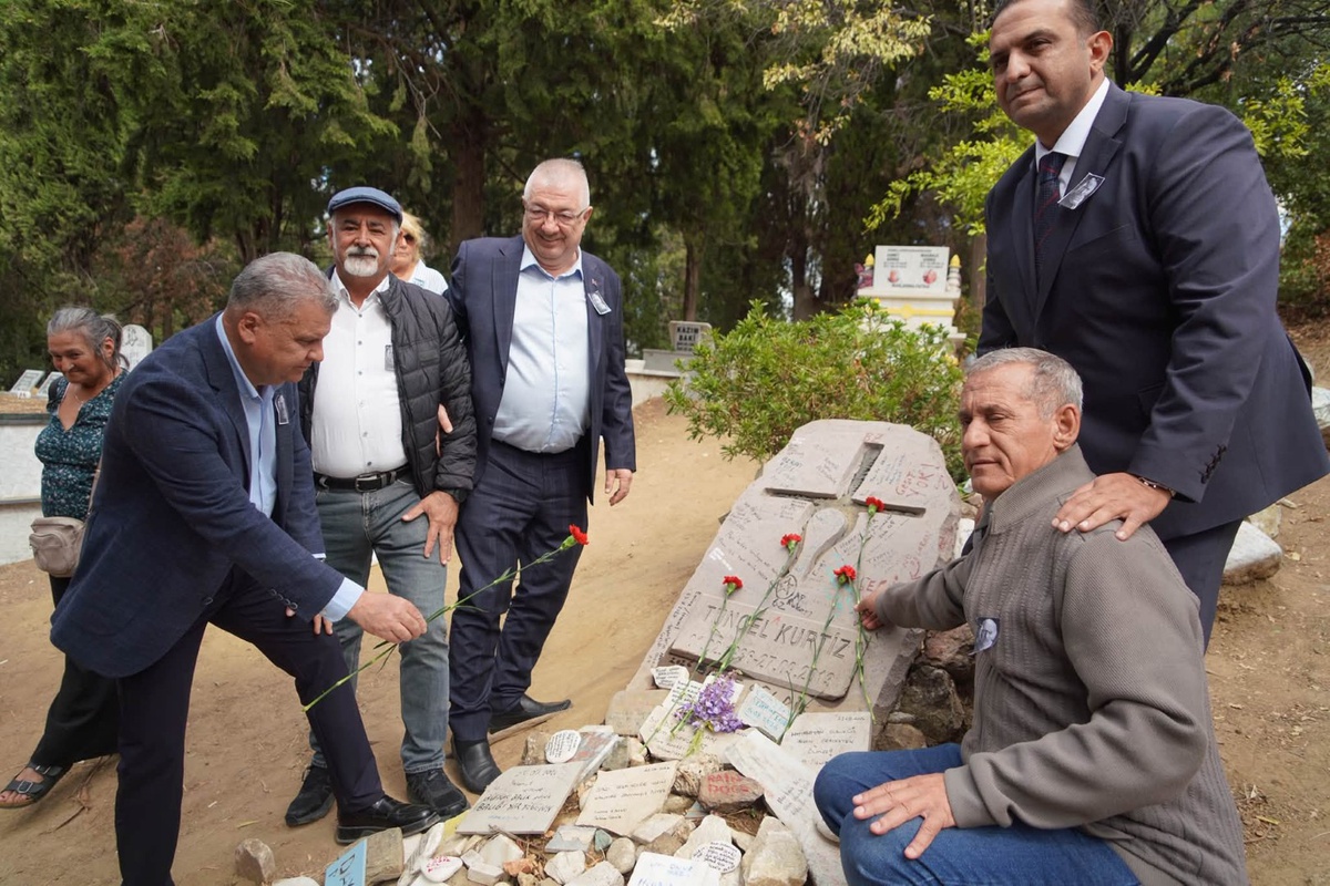 Tuncel Kurtiz için Çamlıbel'de 13'üncü yıl anması düzenlendi