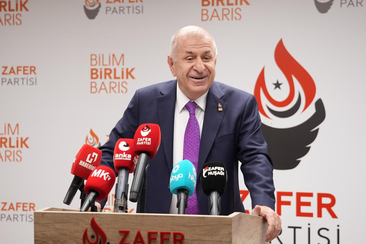 Ümit Özdağ, Dünya Satranç Şampiyonası'nda gümüş madalya alan Erdoğmuş'u tebrik etti