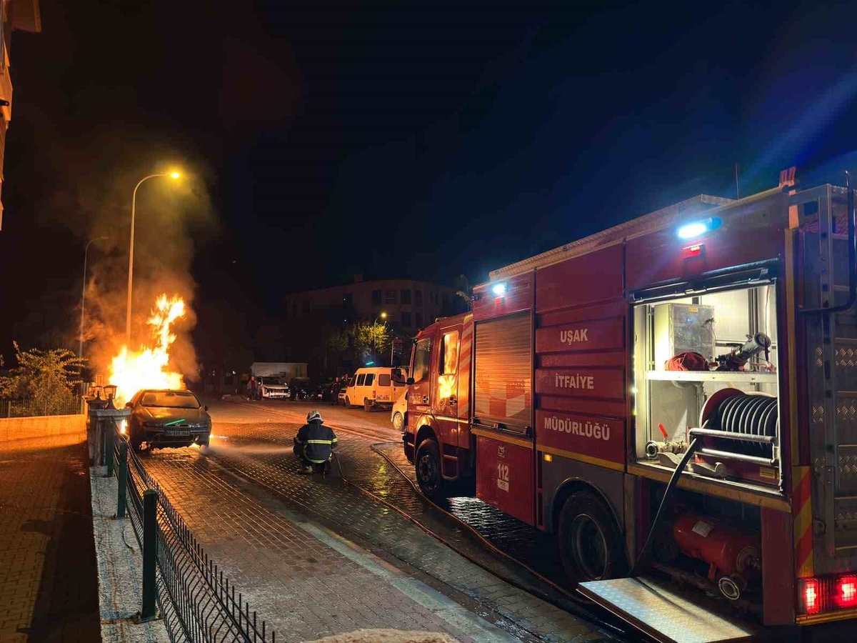 Uşak'ta park halindeki otomobil yangını kundaklama şüphesiyle inceleniyor