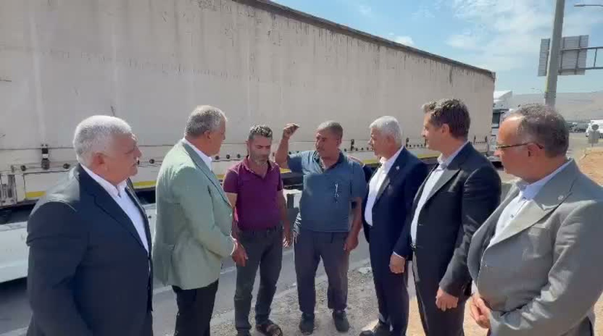 YENİ Parti heyeti Cilvegözü'nde şoförleri dinledi, 'namaz bile kılamıyoruz' dediler