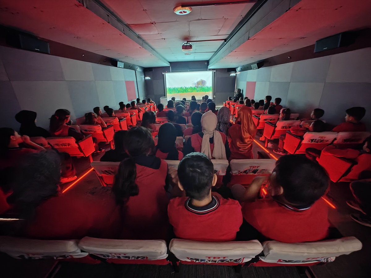 81 ili gezen TRT Sinema Tırı, Muş'ta çocuklara sinema keyfi yaşattı