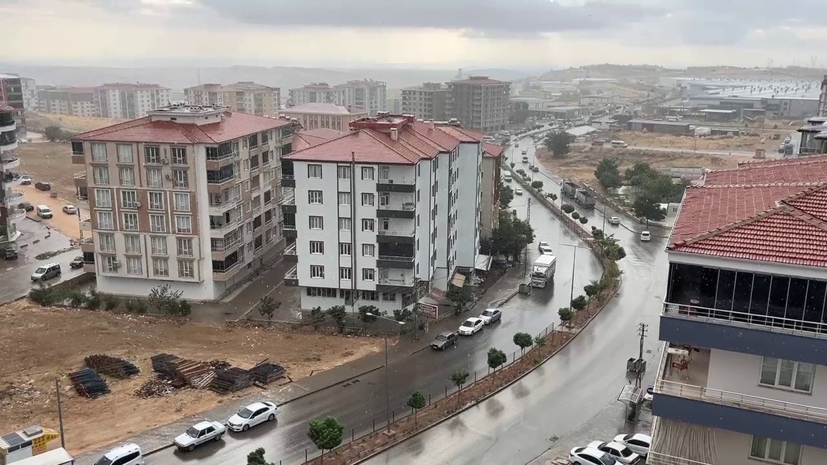Adıyaman Besni'de gök gürültülü sağanak cadde ve sokaklarda su birikintisi oluşturdu