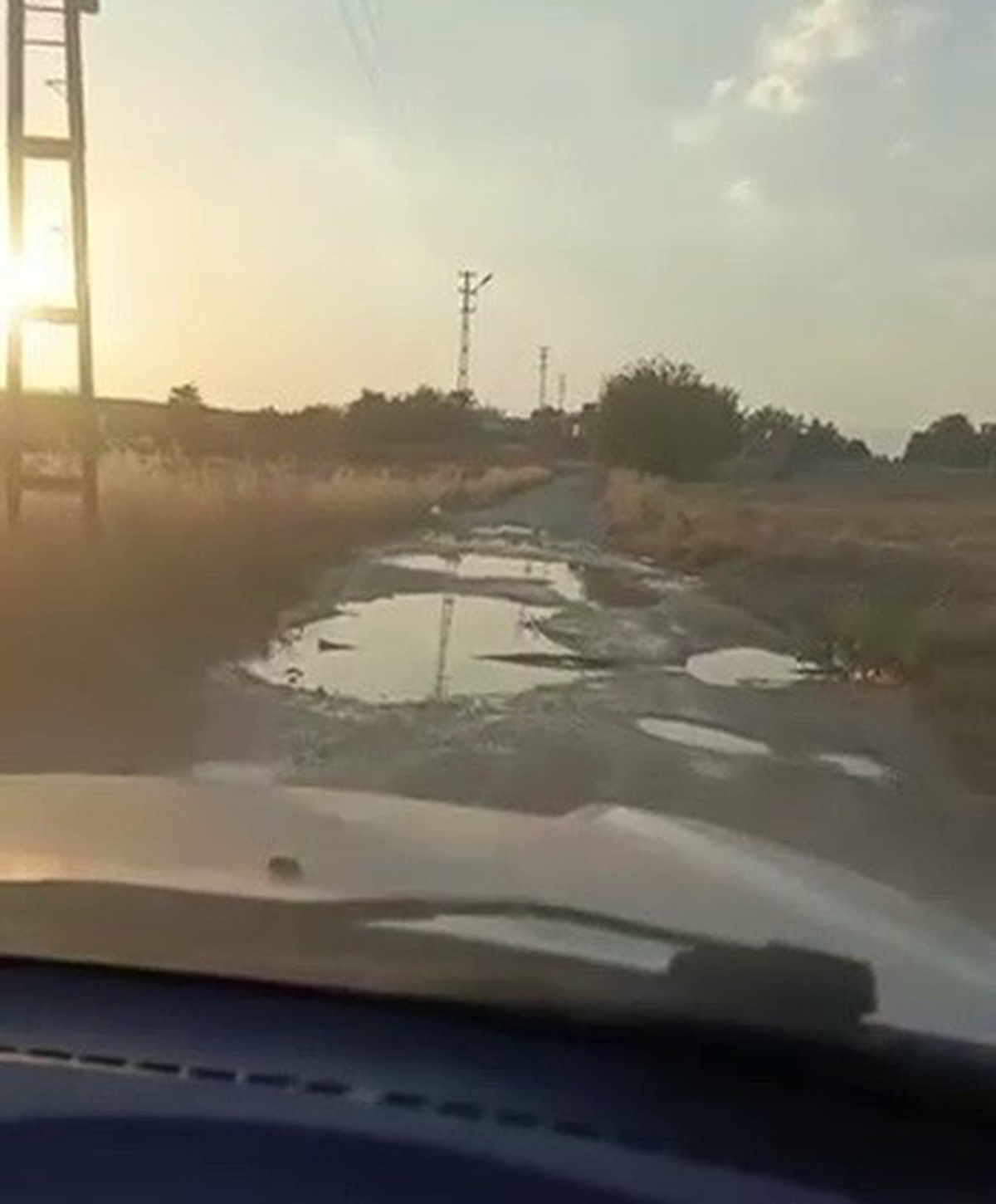 Adıyaman'da Çimen-Kavaklı köy yolu çökmeler ve çukurlar yüzünden sürücüleri zorluyor