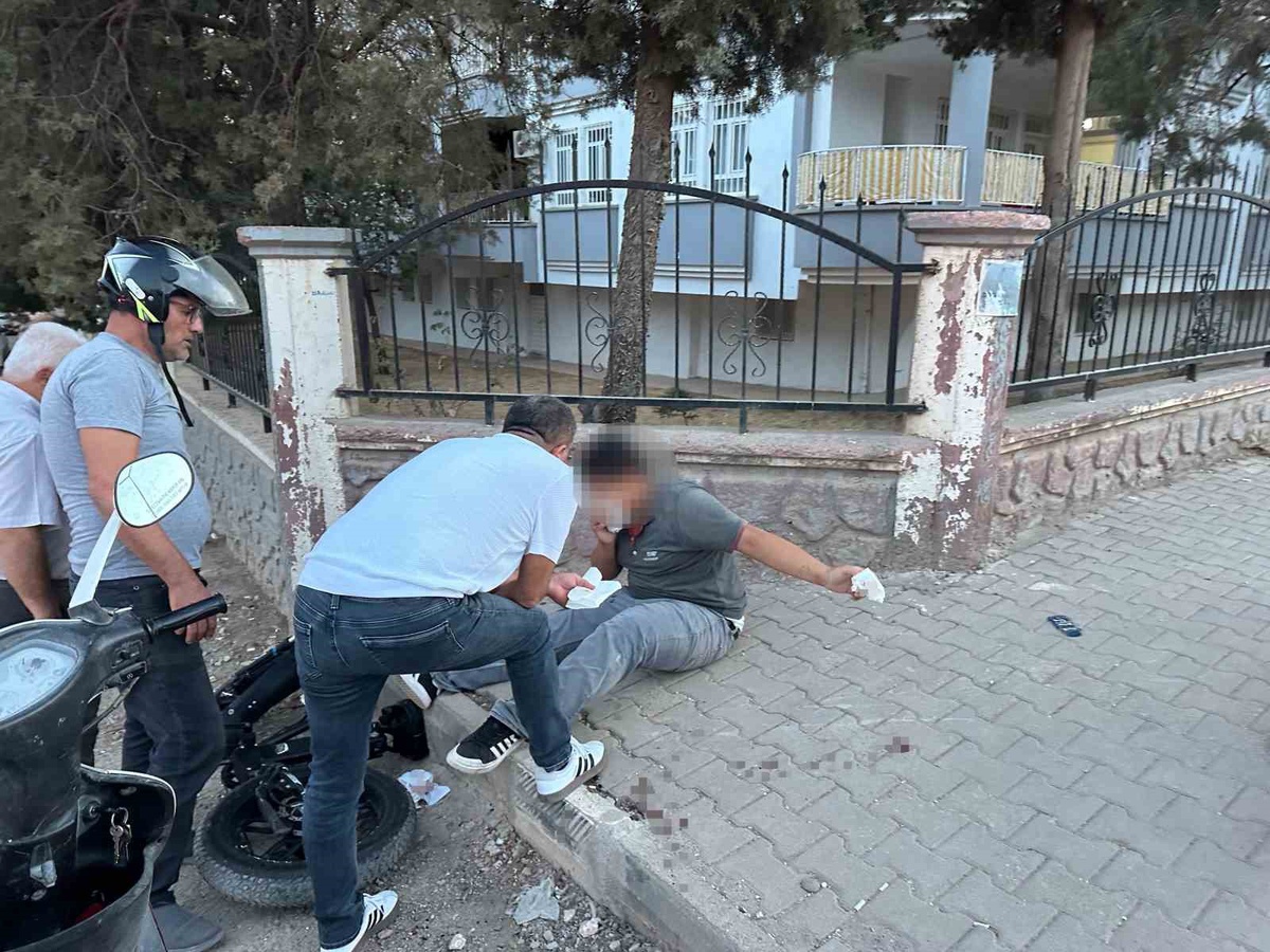 Adıyaman'da elektrikli bisiklet bahçe duvarına çarptı, 1 kişi yaralandı