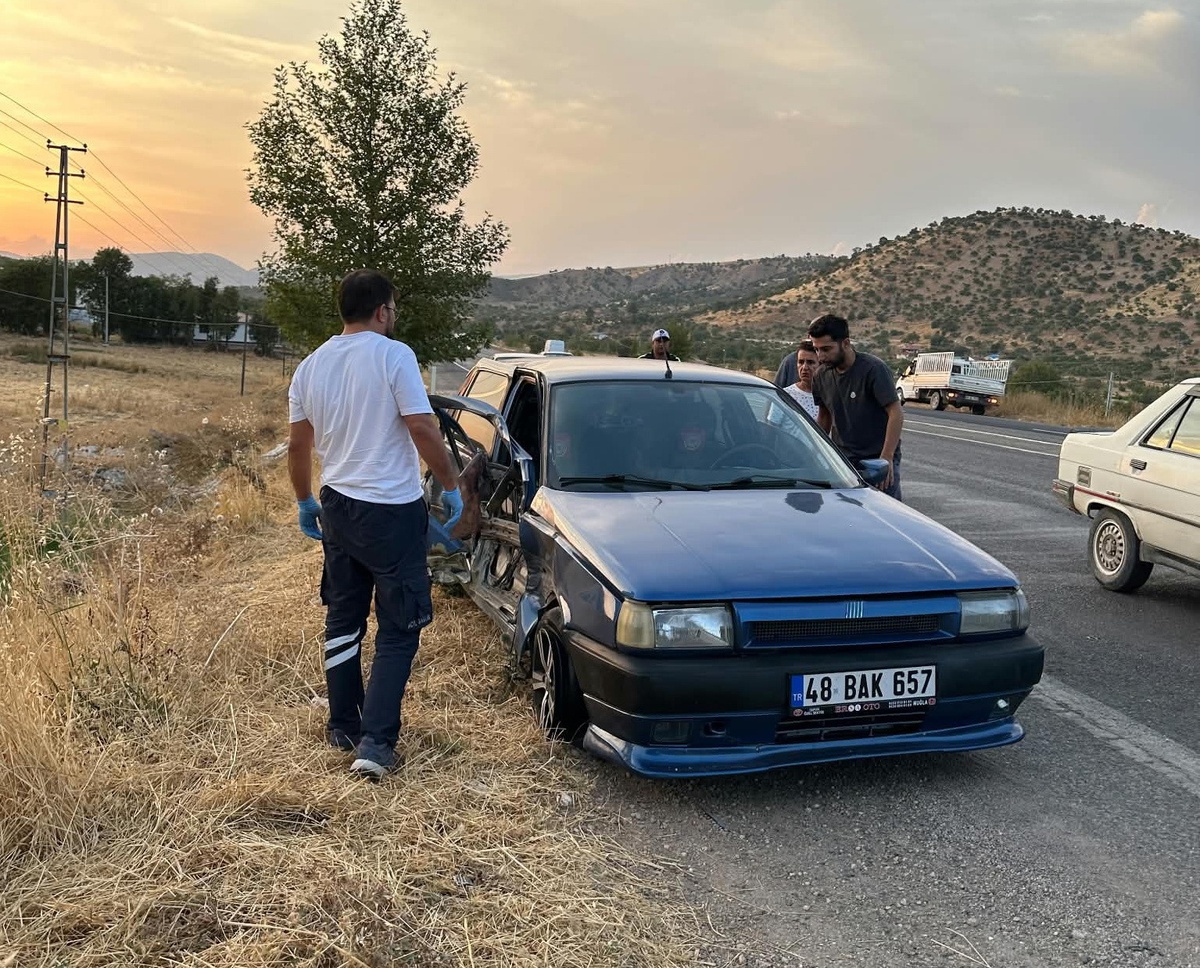Adıyaman Gölbaşı'nda otomobil ile minibüs çarpıştı, 2 kişi yaralandı