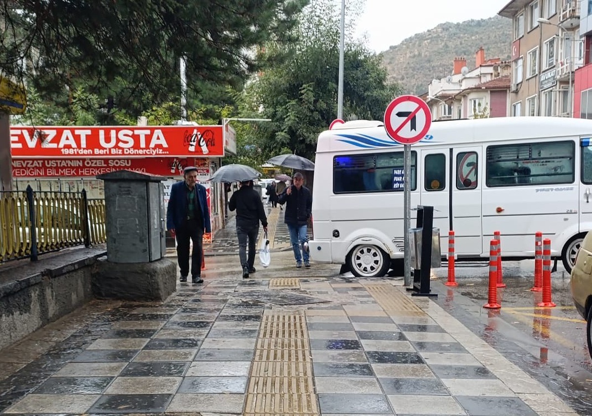 Afyonkarahisar'da yağmur etkisini sürdürürken sıcaklık 10 dereceye kadar düştü