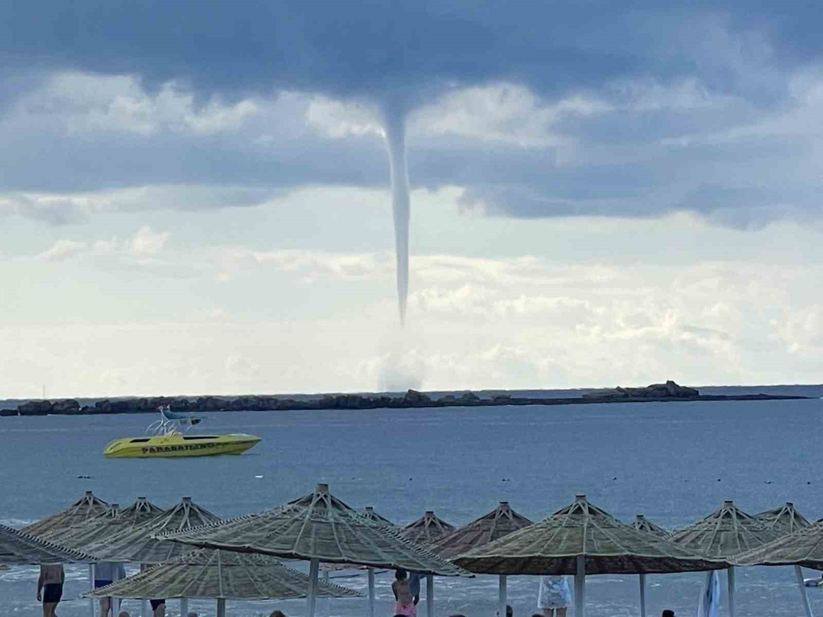Alanya'da plaj karşısında dev hortum! Turistler o anları cep telefonuyla görüntüledi