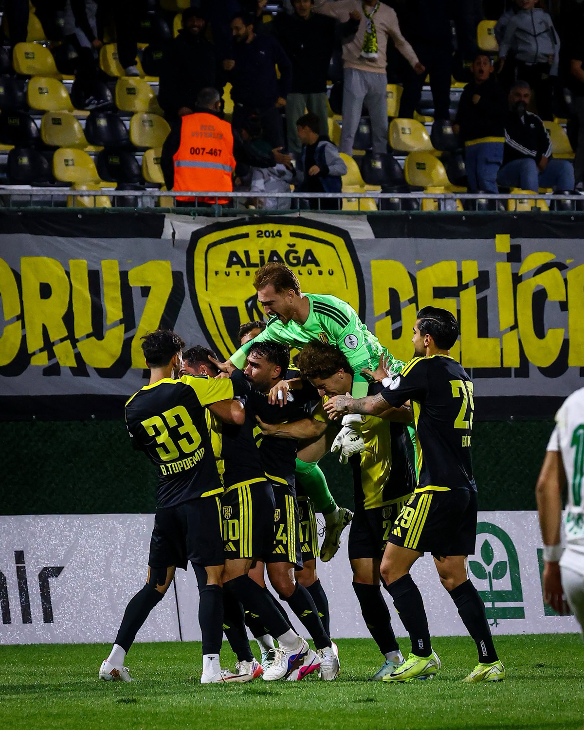 Aliağa FK, Şanlıurfaspor'u 90+5'te 2-1 yenerek 9 puana ulaştı