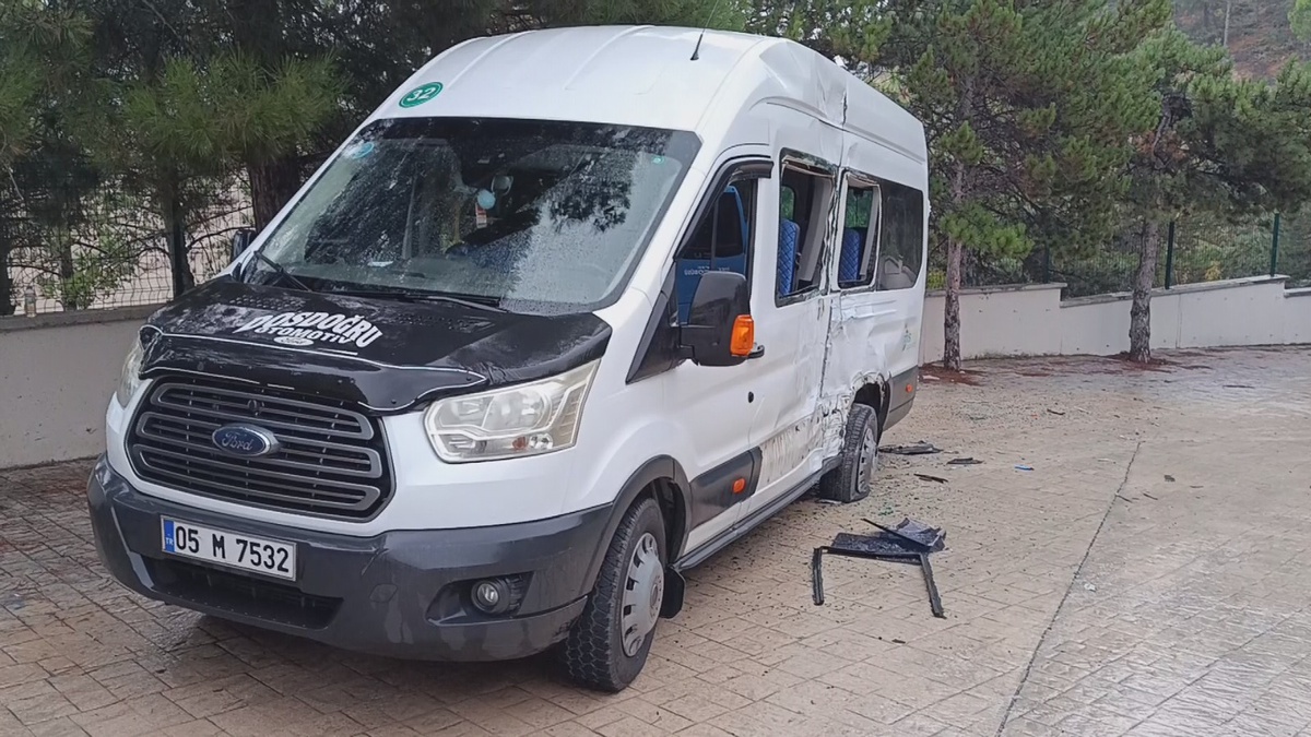 Amasya'da öğrenci servisi minibüsü halk otobüsüyle çarpıştı, 4 kişi yaralandı.