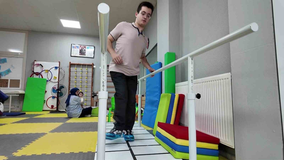 Amasya Suluova'da bedensel engelli genç tıp fakültesini tam burslu kazandı