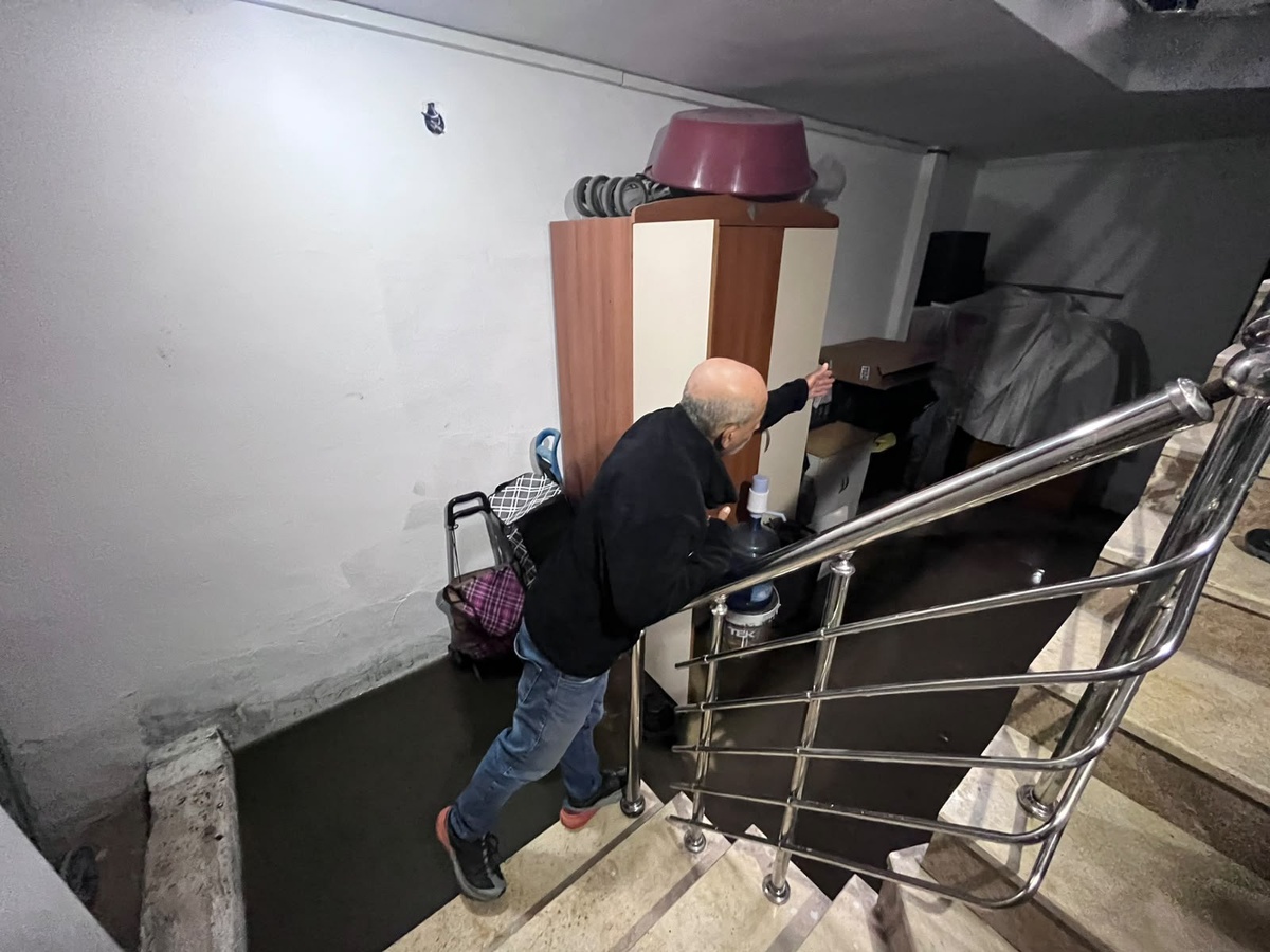 Ankara Keçiören'de rögar taştı, Gülgün Sokak'ta bina girişleri ve bodrumları su bastı
