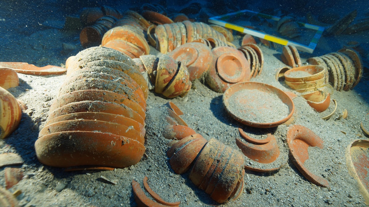 Antalya Adrasan'da 2 bin 100 yıllık batıkta binlerce seramik eser bulundu