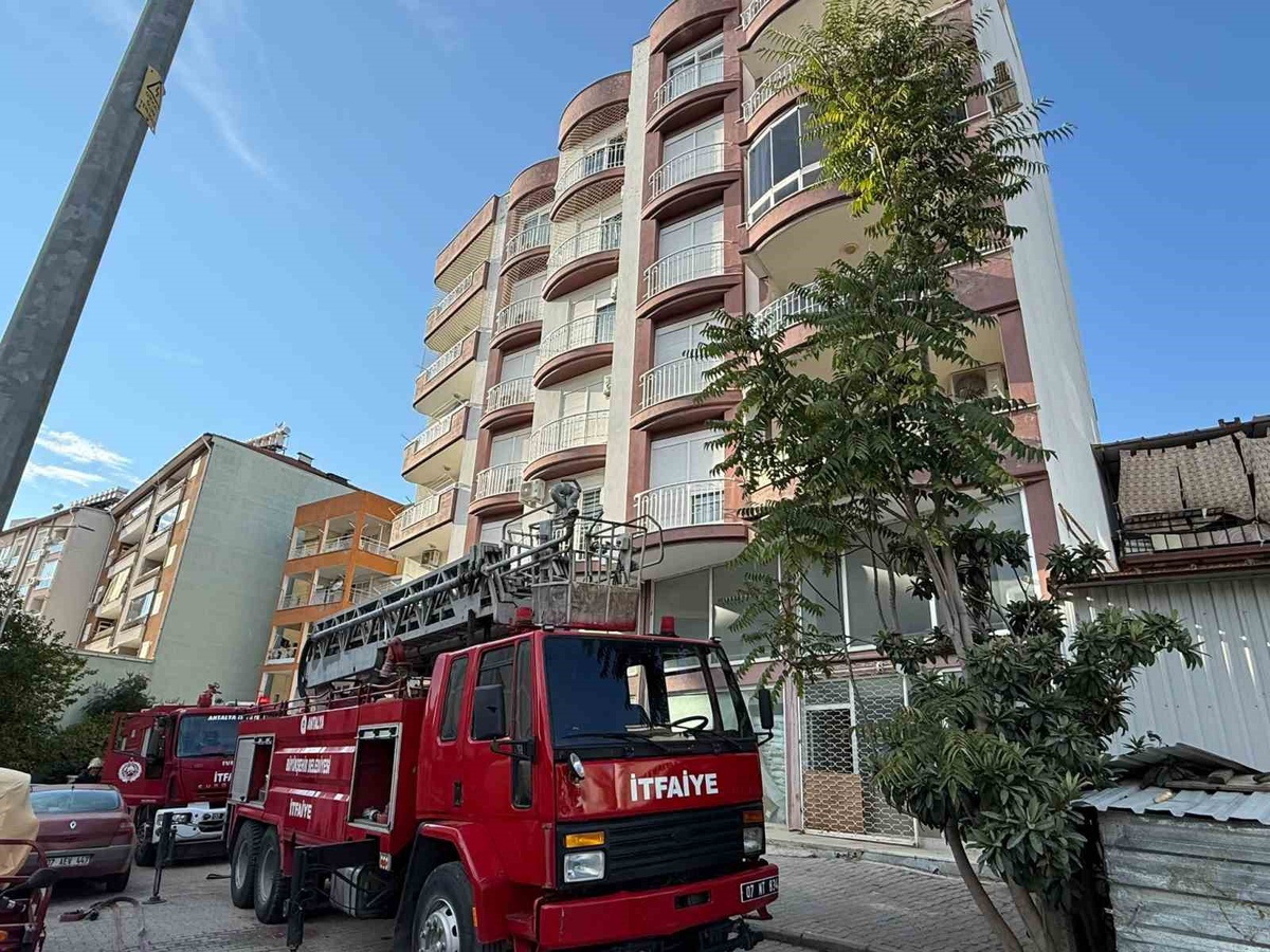 Antalya'nın Serik ilçesinde balkon yangını daireye sıçramadan söndürüldü