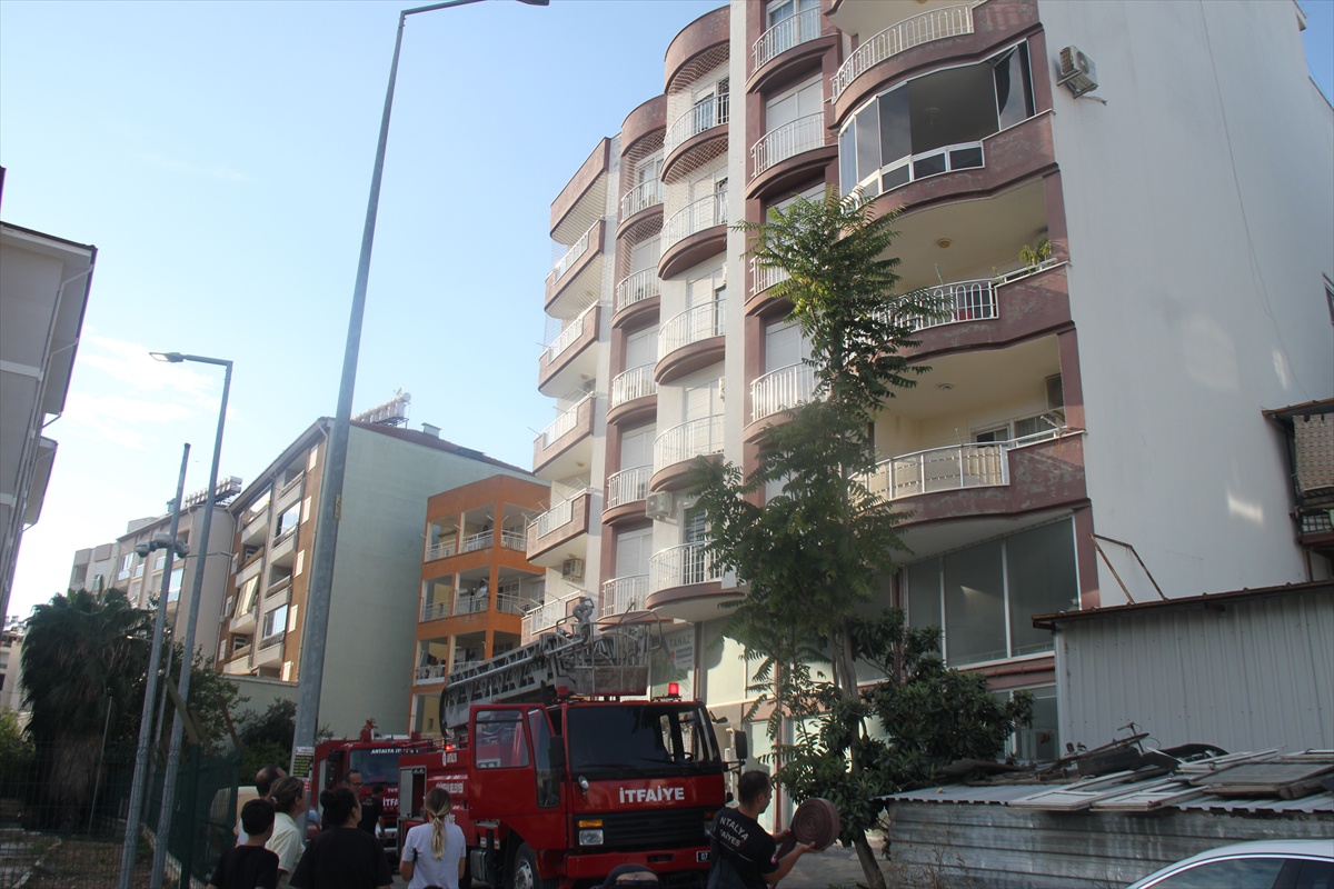 Antalya Serik'te 5 katlı apartmanın 3. kat balkonunda çıkan yangın söndürüldü.