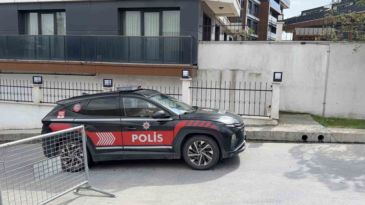 Arnavutköy'de annesiyle tartışan kadın, kaldırım taşıyla İETT durağının camını kırdı