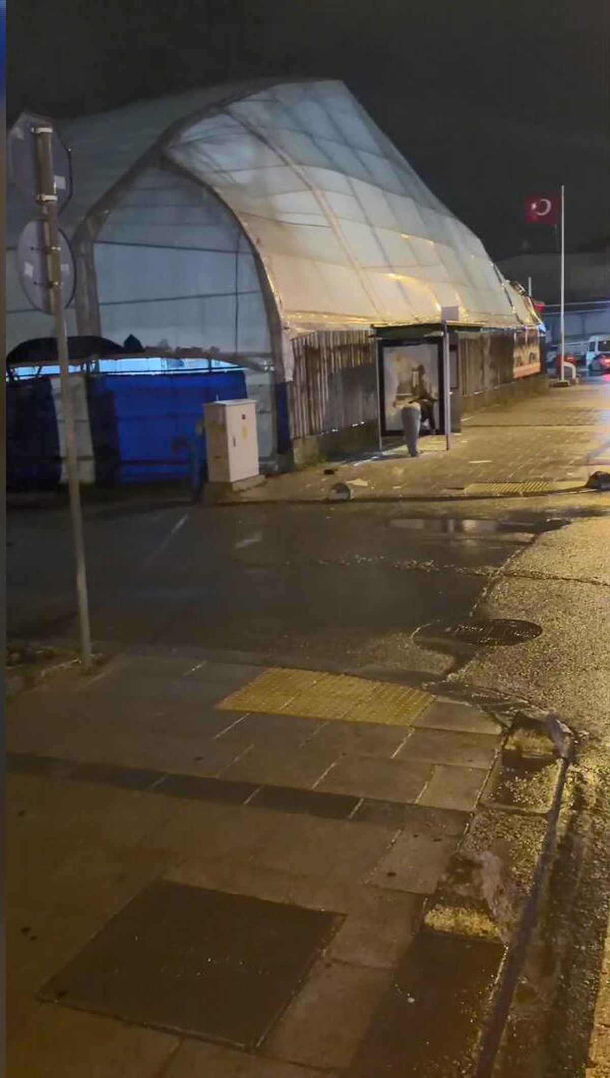 Arnavutköy'de bir kadın, İETT durağının camını taşla kırıp çevredekilere küfretti