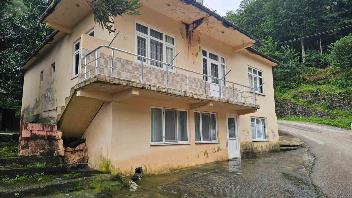 Artvin Kemalpaşa'da evinin altından 8 aydır su çıkan Yılmaz kardeşler 9 delik açtılar