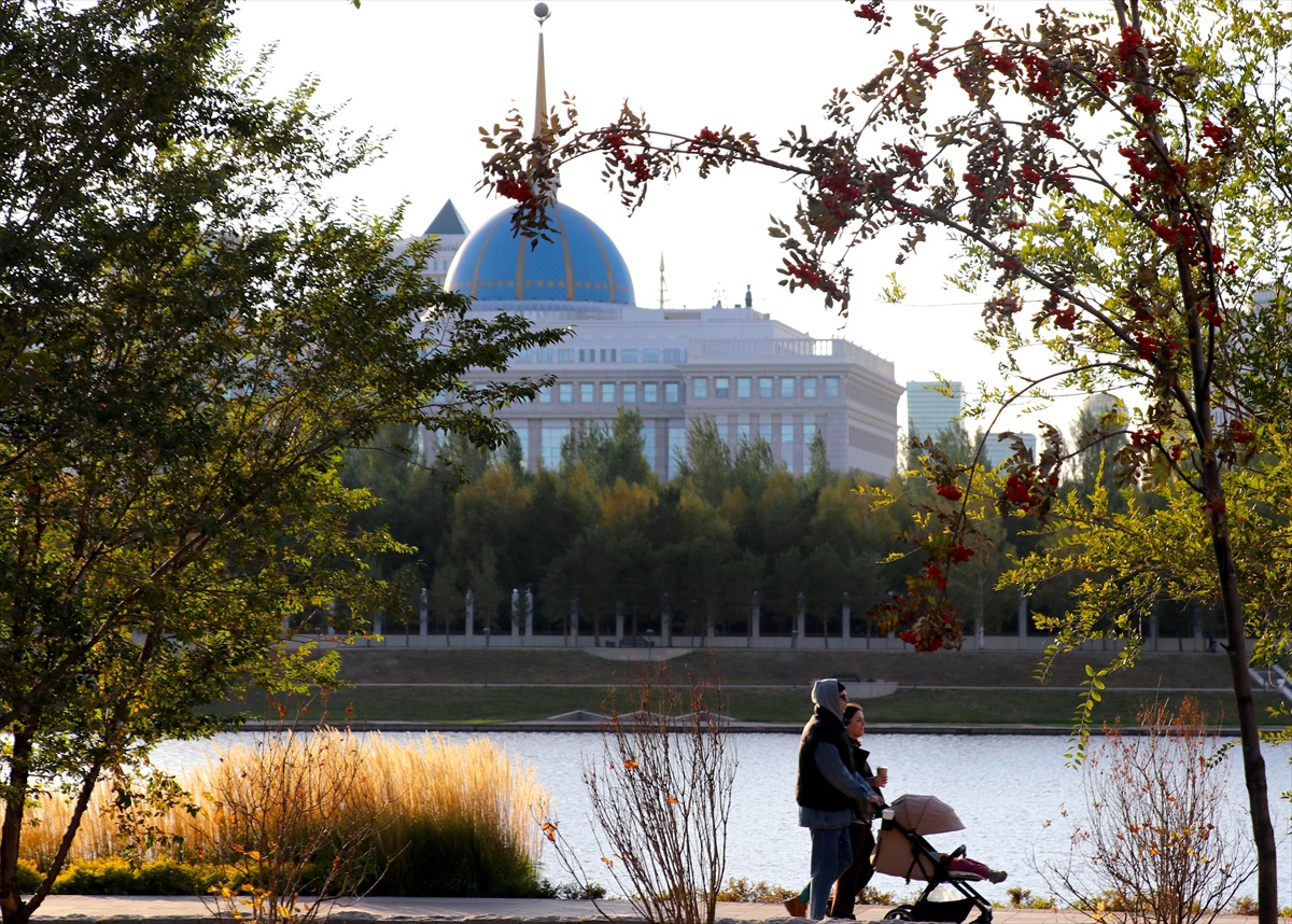 Astana'da Cumhurbaşkanlığı Parkı sonbahar renkleriyle ziyaretçi akınına uğruyor