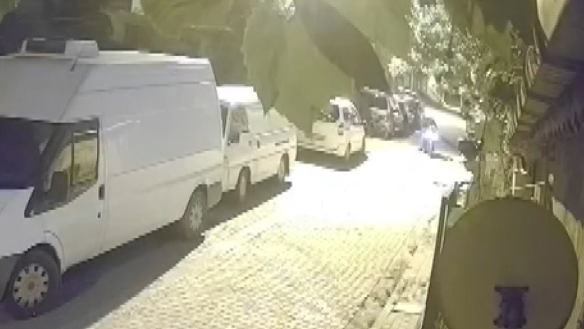 Avcılar'da park halindeki motosiklet ve servis minibüsünden 4 jant kapağı çalındı