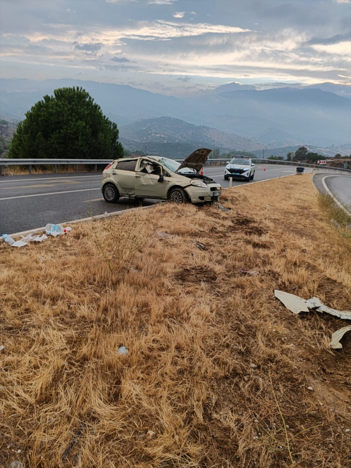 Aydın Çine'de iki ayrı kazada refüje çarpan otomobillerde 7 kişi yaralandı