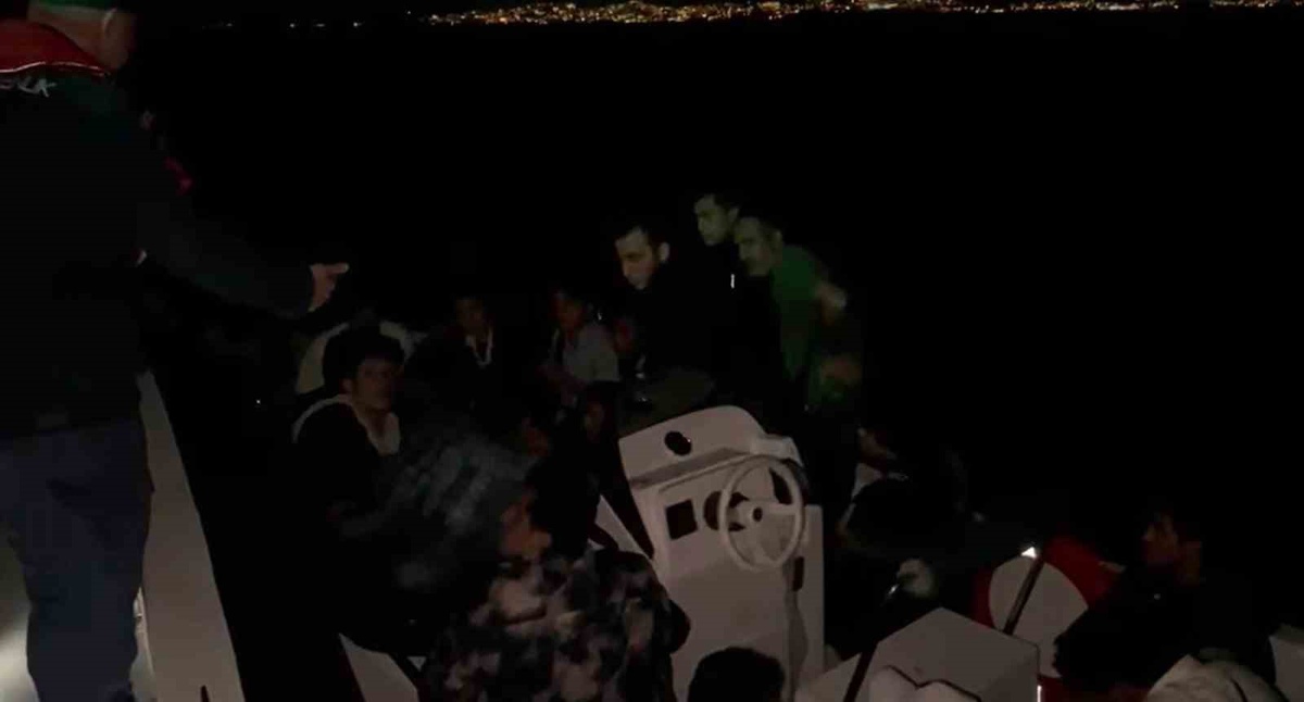 Aydın Kuşadası'da mobil radarın tespit ettiği bottaki 24 düzensiz göçmen yakalandı